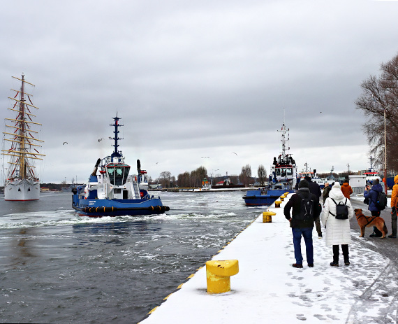 „Dar Młodzieży” przebił się przez zalodzony Zalew Szczeciński. Do niedzieli będzie ozdobą świnoujskiego nabrzeża