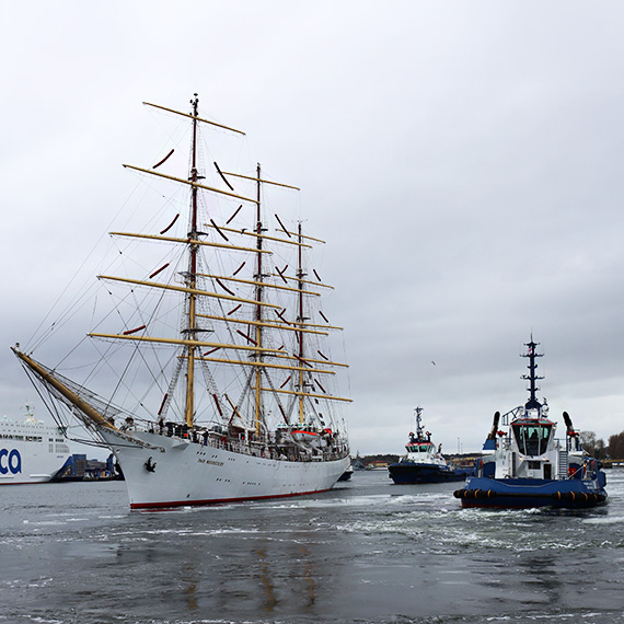 „Dar Młodzieży” przebił się przez zalodzony Zalew Szczeciński. Do niedzieli będzie ozdobą świnoujskiego nabrzeża