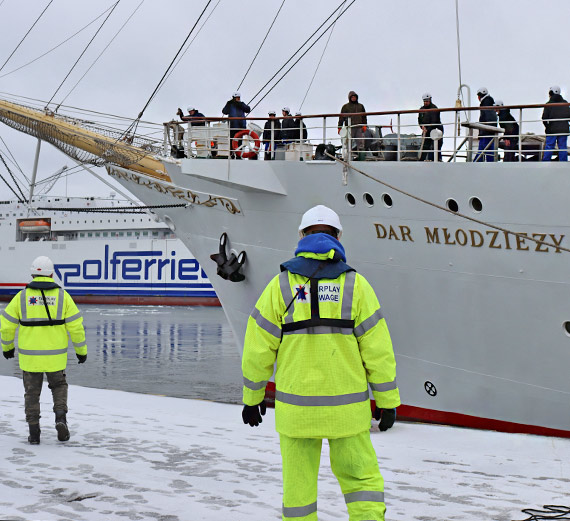 „Dar Młodzieży” przebił się przez zalodzony Zalew Szczeciński. Do niedzieli będzie ozdobą świnoujskiego nabrzeża