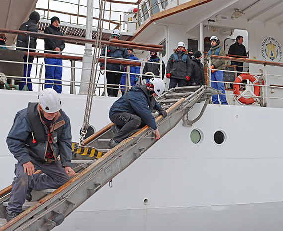 „Dar Młodzieży” przebił się przez zalodzony Zalew Szczeciński. Do niedzieli będzie ozdobą świnoujskiego nabrzeża