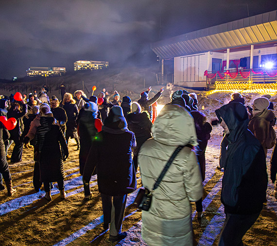 Walentynkowa pota�c�wka rozgrza�a zimn� pla��. Zobacz film! 