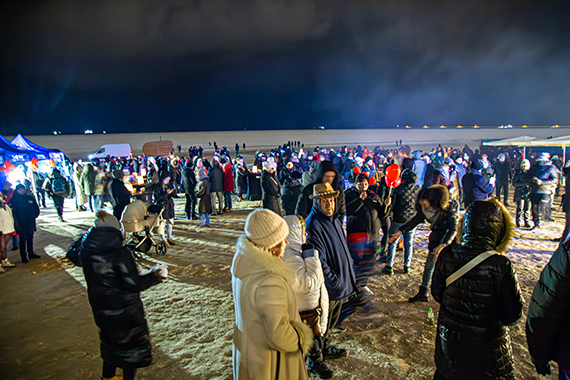 Walentynkowa pota�c�wka rozgrza�a zimn� pla��. Zobacz film! 