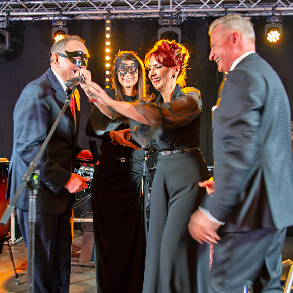 Marzec co� szepn�� do wiceministra Wzi�tka. Prezydent Joanna Agatowska b�yskawicznie zas�oni�a mikrofon. Ach co to by�a za scena