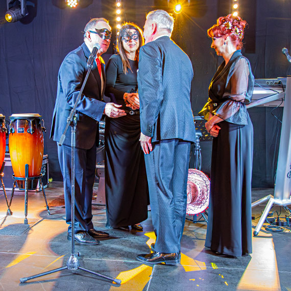 Marzec coś szepnął do wiceministra Wziątka. Prezydent Joanna Agatowska błyskawicznie zasłoniła mikrofon. Ach co to była za scena