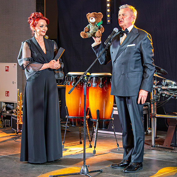 Miś Wojtek ma chronić Świnoujście. Prezent od wiceministra obrony