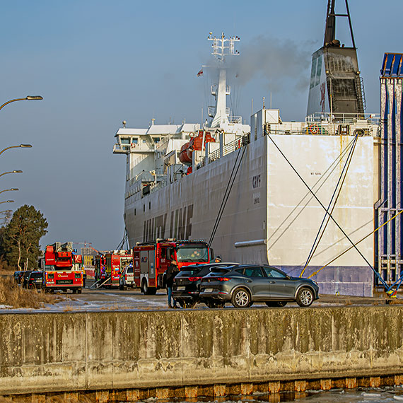 Po�ar kot�a na promie „Gryf” w �winouj�ciu. Interweniowa�o sze�� zast�p�w stra�y. Zobacz film!