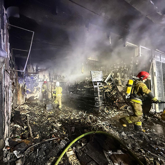 Mi�dzyzdroje: P�omienie przy Promenadzie Gwiazd. �abka sp�on�a doszcz�tnie