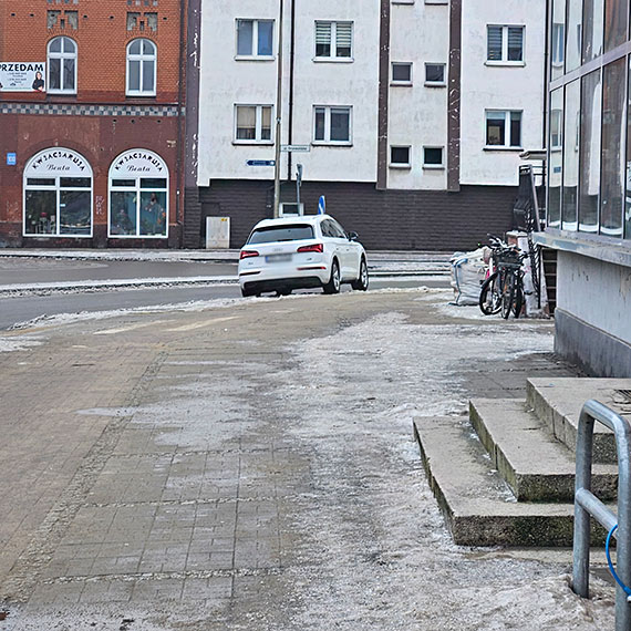 Mieszka�cy: „To nie parking”