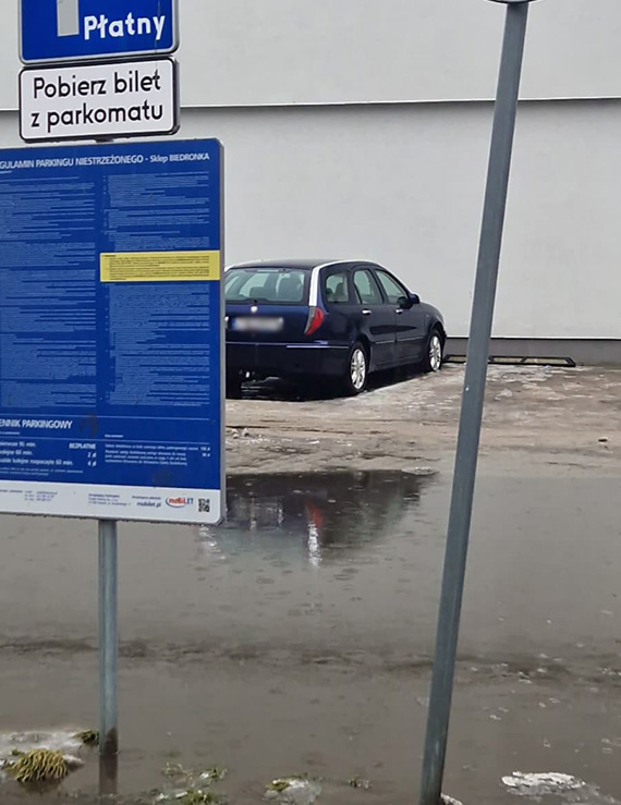 Zalany parking przy Biedronce. Nikt z tym nic nie robi. Ile jeszcze?