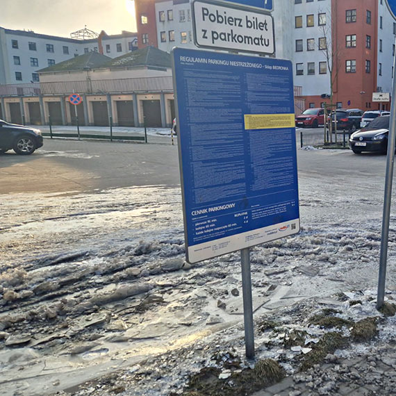 Zalany parking przy Biedronce. Nikt z tym nic nie robi. Ile jeszcze?