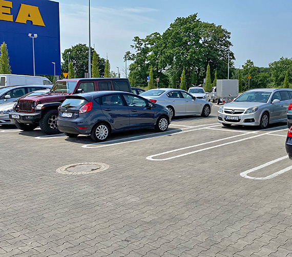 Amerykańskie pasy na polskim parkingu. IKEA w Szczecinie pokazuje, że można parkować wygodniej