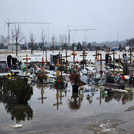 Zalane groby na nowej cz�ci cmentarza. Mieszka�cy prosz� o piln� interwencj�