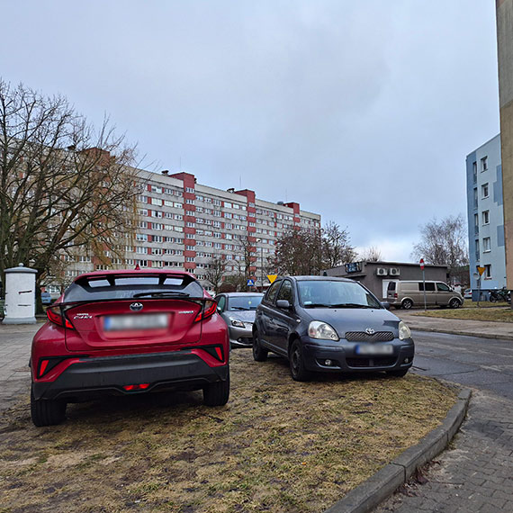 Niebezpiecznie przy Witosa 6. Auta na trawniku zas�aniaj� widoczno��