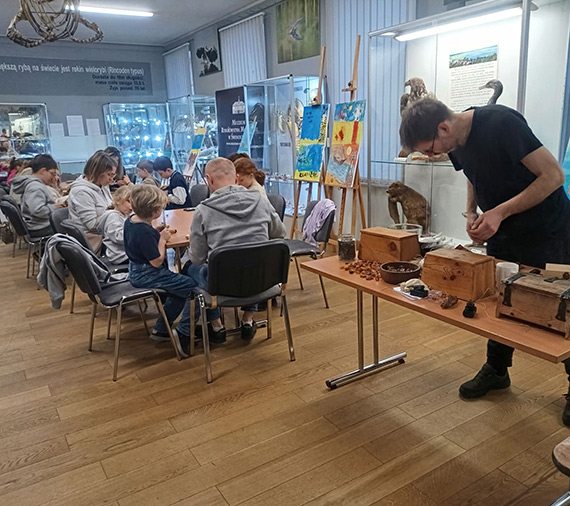Bursztynowe warsztaty w Muzeum Rybo��wstwa Morskiego w �winouj�ciu