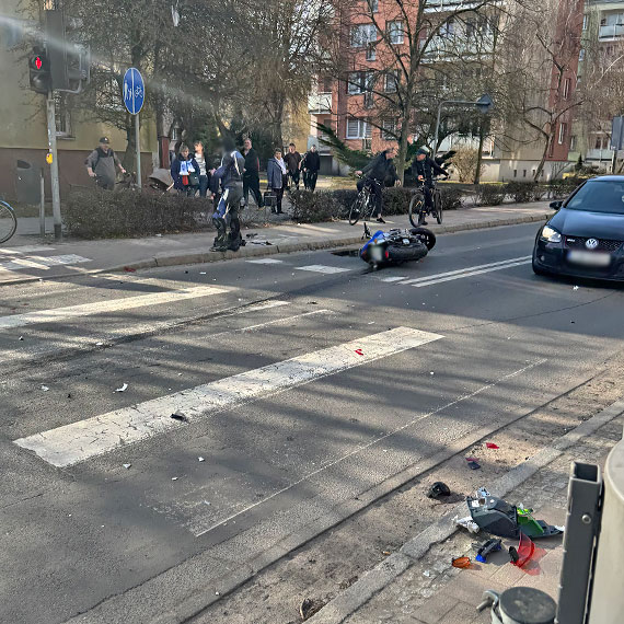 Zderzenie samochodu z motocyklem na skrzy�owaniu Konstytucji 3 Maja i Ko�ciuszki