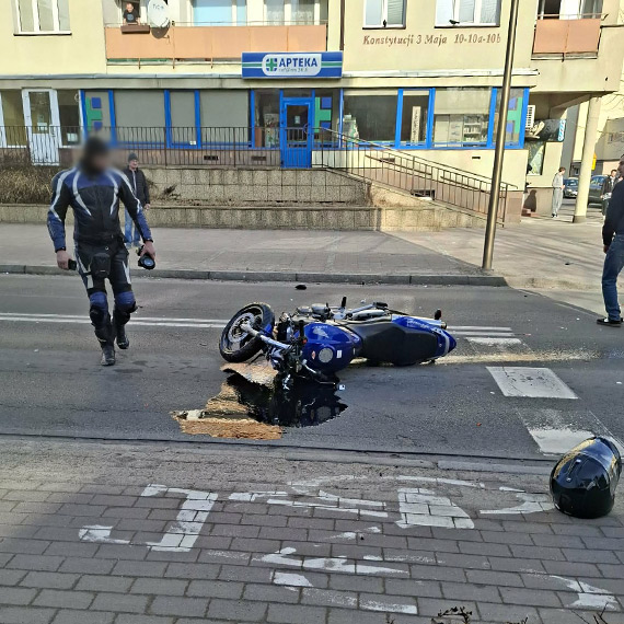 Zderzenie samochodu z motocyklem na skrzyżowaniu Konstytucji 3 Maja i Kościuszki