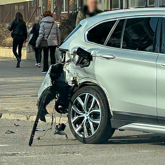 Zderzenie samochodu z motocyklem na skrzyżowaniu Konstytucji 3 Maja i Kościuszki