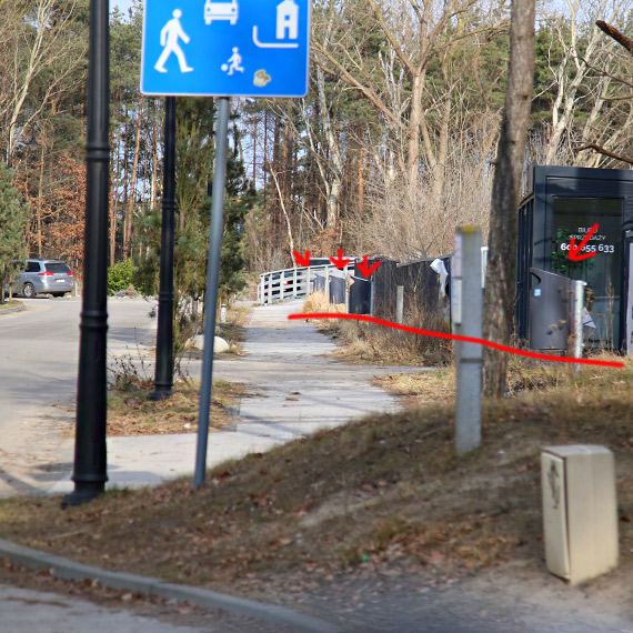 Naprzeciwko ulicy Zdrojowej stoi osiem koszy na �mieci. Taki uk�ad powsta� jeszcze kilka lat temu