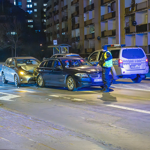 Zderzenie z impetem na 11 Listopada. Toyota wjecha�a w ty� BMW