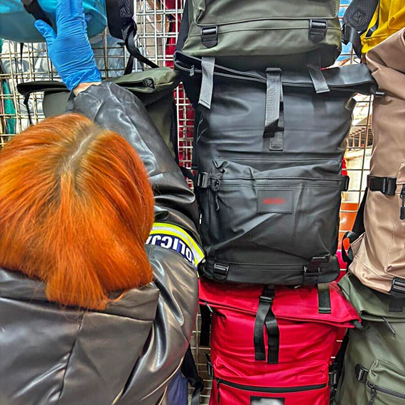 Blisko 1200 podrobionych produkt�w zabezpieczonych przez policjant�w