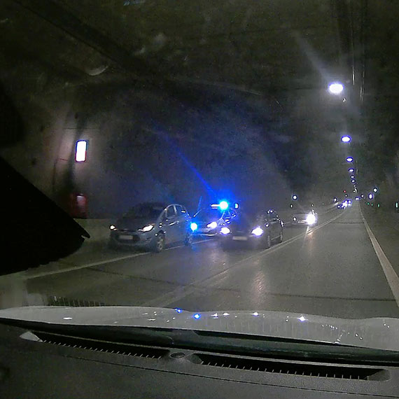 Samoch�d stan�� w tunelu w �winouj�ciu. Dlaczego auta czasem odmawiaj� tam pos�usze�stwa?