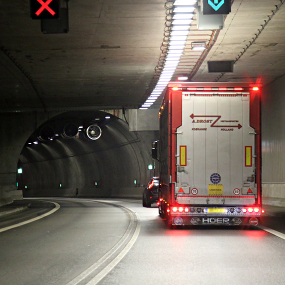 Wysoka ci�ar�wka w tunelu w �winouj�ciu. „Wygl�da�o, jakby zaraz mia�a zahaczy�”