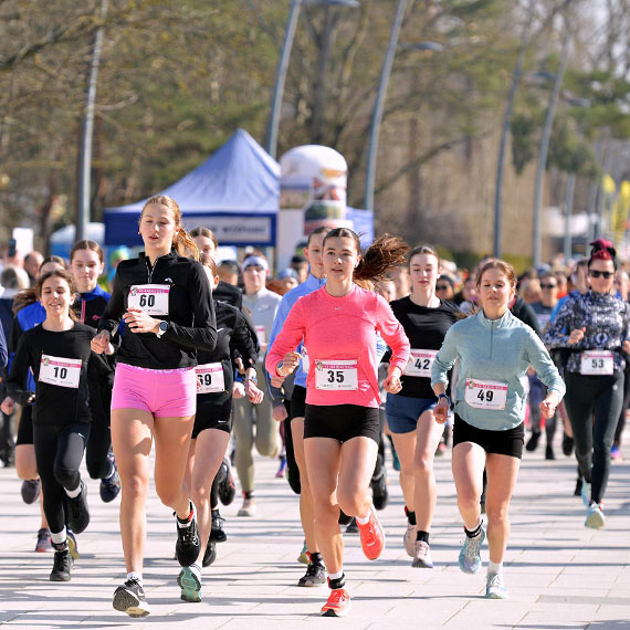 Radosna promenadowa rywalizacja pa� tu� przed Dniem Kobiet 