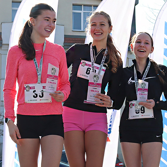 Radosna promenadowa rywalizacja pa� tu� przed Dniem Kobiet 