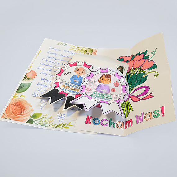 Laurka dla dziadk�w dotar�a po dw�ch miesi�cach. Dziewczynka ze �winouj�cia w ko�cu odetchn�a z ulg�