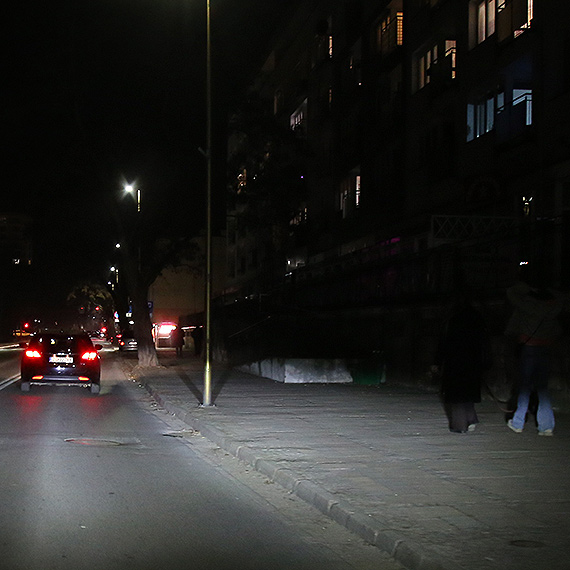 Ciemna arteria w centrum �winouj�cia. Na ulicy Konstytucji 3 Maja pieszych prawie nie wida�