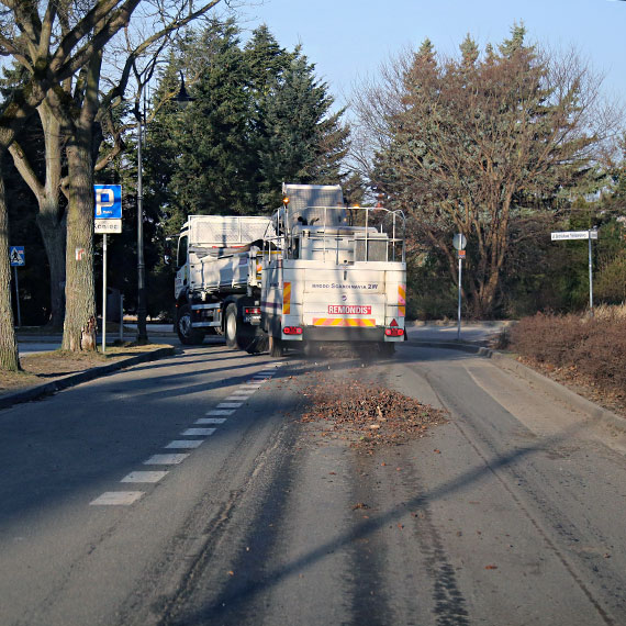 Wiosenne sprz�tanie ruszy�o. Maszyny czyszcz� nadmorsk� dzielnic� �winouj�cia