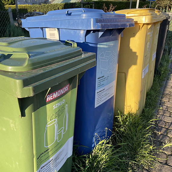 Uwi�zione kosze na �mieci