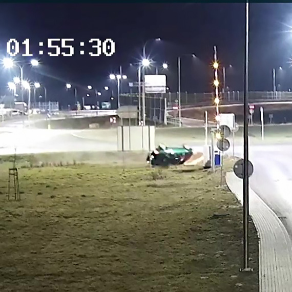 Spektakularne dachowanie przed wjazdem do tunelu w �winouj�ciu. Kierowca wyszed� z auta o w�asnych si�ach. Zobacz film!