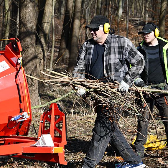Nowy „po�eracz ga��zi” ju� pracuje w miejskiej zieleni
