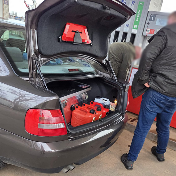 Kanistry w baga�niku i tankowanie na stacji w �winouj�ciu. Mieszkaniec przeciera� oczy ze zdumienia