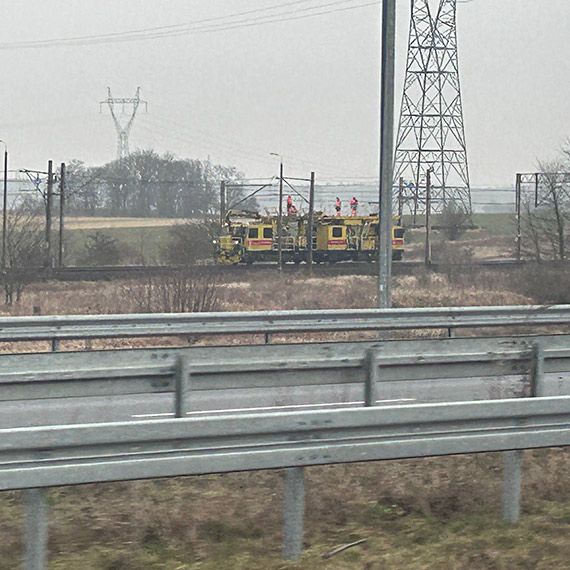 Poci�gi do �winouj�cia stan�y. Kolejarze naprawiaj� trakcj� mi�dzy Wolinem a Troszynem