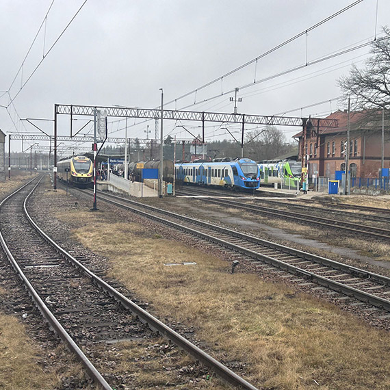 Poci�gi do �winouj�cia stan�y. Kolejarze naprawiaj� trakcj� mi�dzy Wolinem a Troszynem