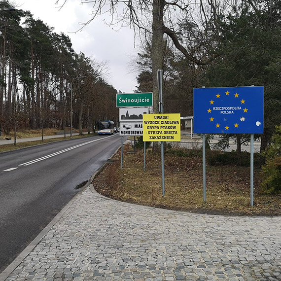 Tablice o ptasiej grypie przy granicy w �winouj�ciu. Rozporz�dzenie obowi�zuje od lutego, mieszka�cy dowiaduj� si� dopiero teraz