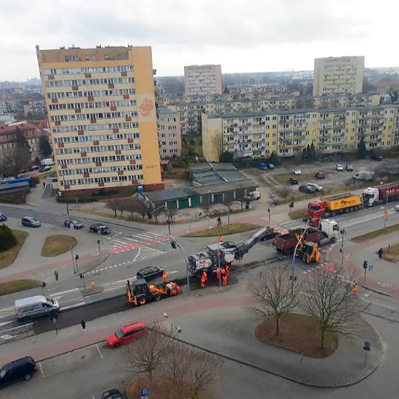 Ruszy�y prace na ulicy 11 Listopada w �winouj�ciu. Zrywaj� stary asfalt