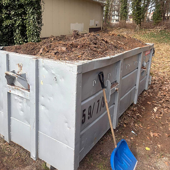 Granulat w lasku przy Matejki. OSiR t�umaczy: to efekt zimowego od�nie�ania boiska