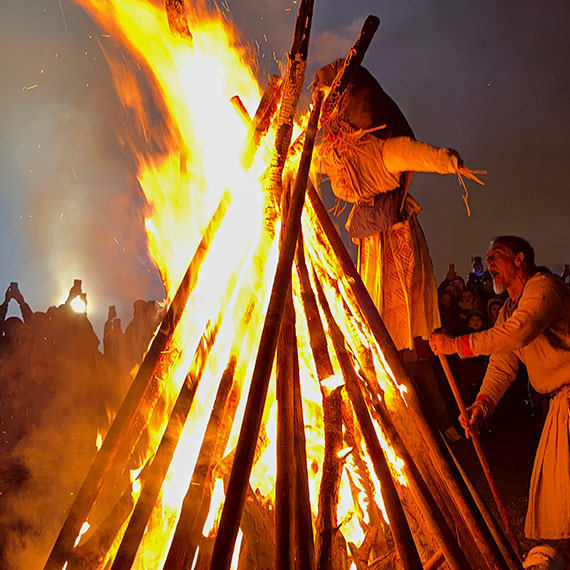 Spektakularnie powitana - musi z nami pozosta�! �winouj�cie przyj�o wiosn� ogniem i �piewem