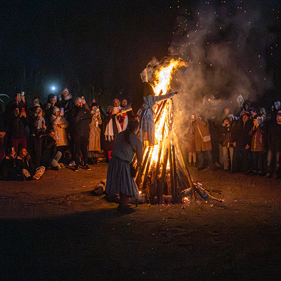 Spektakularnie powitana - musi z nami pozostać! Świnoujście przyjęło wiosnę ogniem i śpiewem
