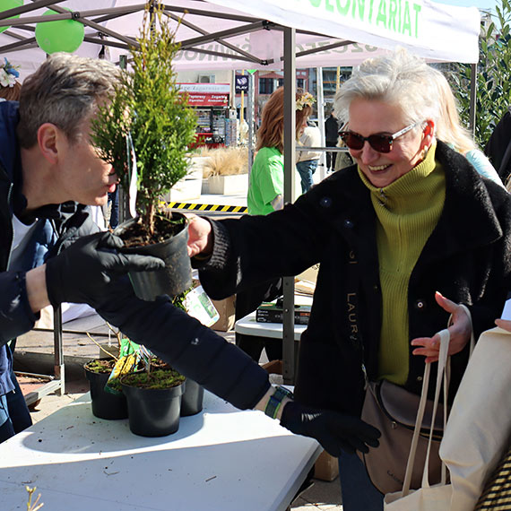 Zielony przyl�dek w �winouj�ciu. Port Szczecin-�winouj�cie przywita� wiosn� rozdaj�c mieszka�com sadzonki