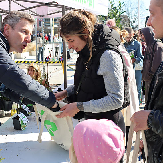 Zielony przyl�dek w �winouj�ciu. Port Szczecin-�winouj�cie przywita� wiosn� rozdaj�c mieszka�com sadzonki