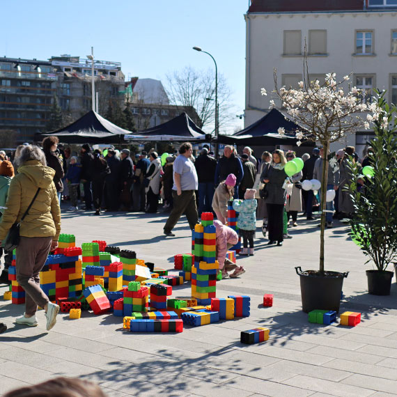 Zielony przyl�dek w �winouj�ciu. Port Szczecin-�winouj�cie przywita� wiosn� rozdaj�c mieszka�com sadzonki