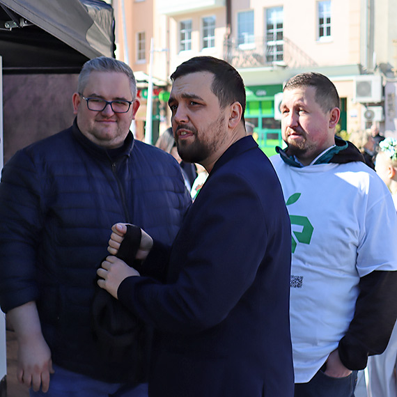 Zielony przyl�dek w �winouj�ciu. Port Szczecin-�winouj�cie przywita� wiosn� rozdaj�c mieszka�com sadzonki