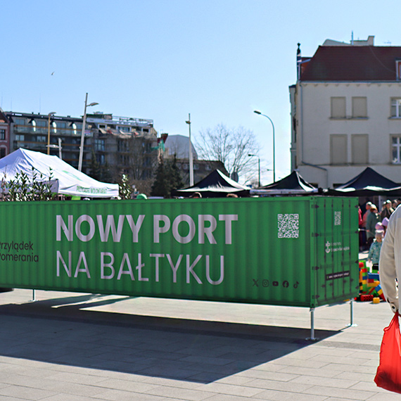 Sadzonki za u�miech, teren za kontenery. Czy �winouj�cie w�a�nie daje si� „kupi�” za zielon� akcj�?