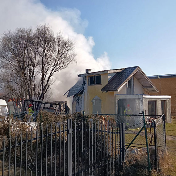 Ogie� obj�� ca�y domek na dzia�kach. Szybka akcja stra�ak�w w �winouj�ciu