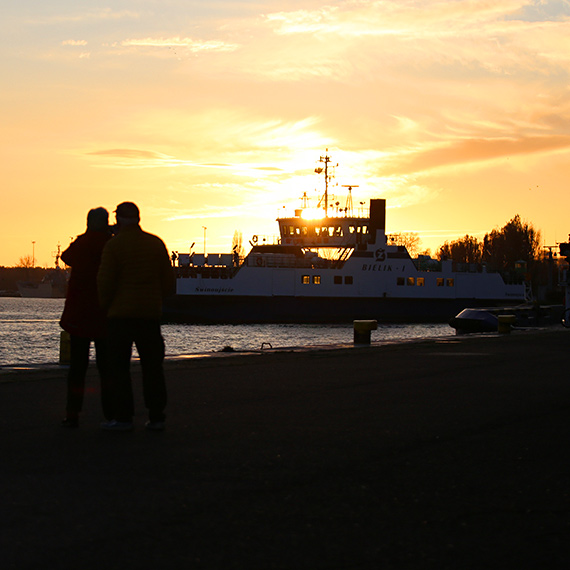 Awaria promu Bielik II. Wprowadzono komunikacj� zast�pcz� na przeprawie Warsz�w