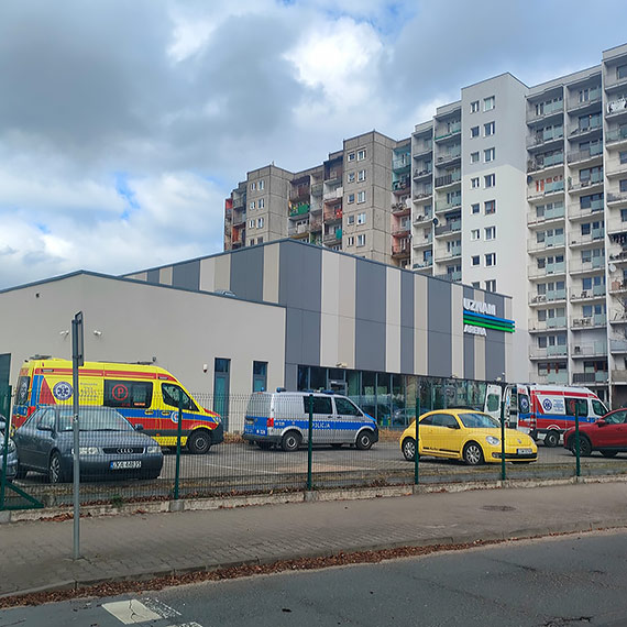 Dramat na basenie w �winouj�ciu. M�czyzna reanimowany po wyci�gni�ciu z wody